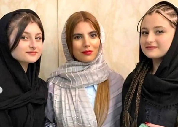 عکس سارا و نیکا در خارج در استخر