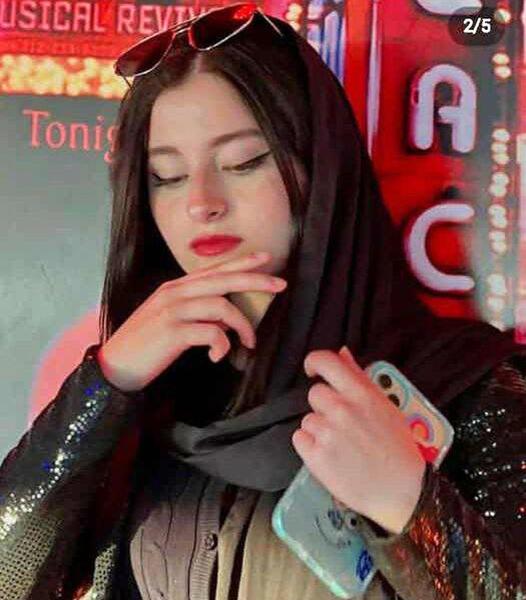 عکس سارا و نیکا در خارج با دوست پسرهایشان