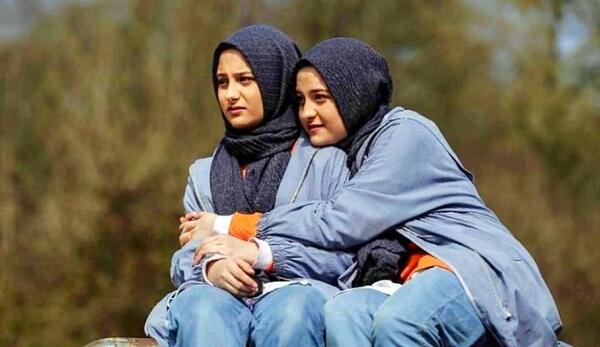 رحمان عکس سارا و نیکا با دوست پسرهایشان