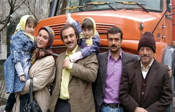 عکس سارا و نیکا و شوهرشان در استخر