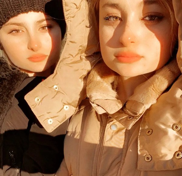 عکس سارا و نیکا و شوهرشان در استخر
