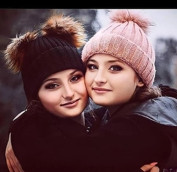 عکس سارا و نیکا و شوهرشان در استخر