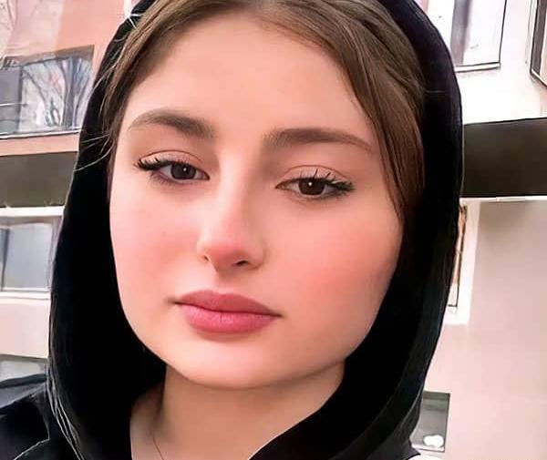 عکس سارا و نیکا و شوهرشان در استخر