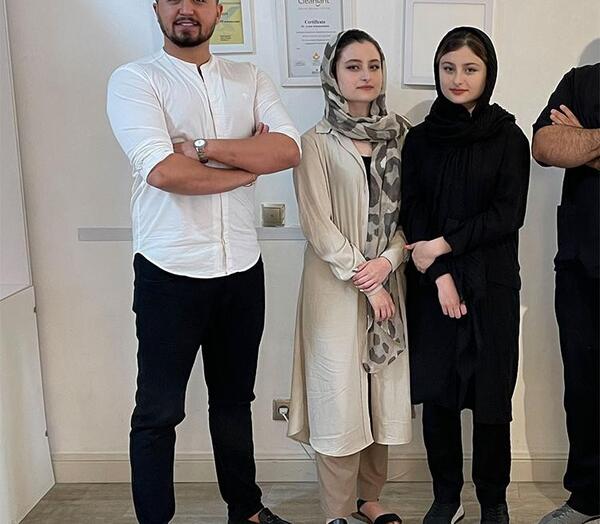 عکس سارا و نیکا و شوهرشان در خارج