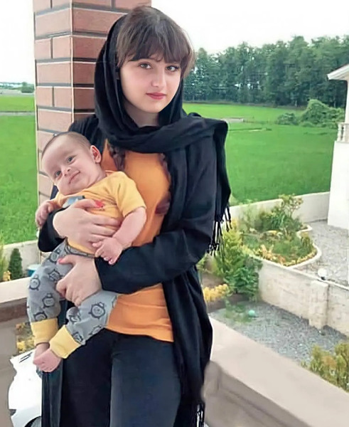 عکس سارا و نیکا و شوهرشان در خارج