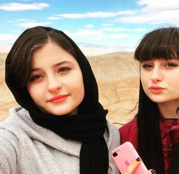 عکس سارا و نیکا و پدر و مادر واقعی