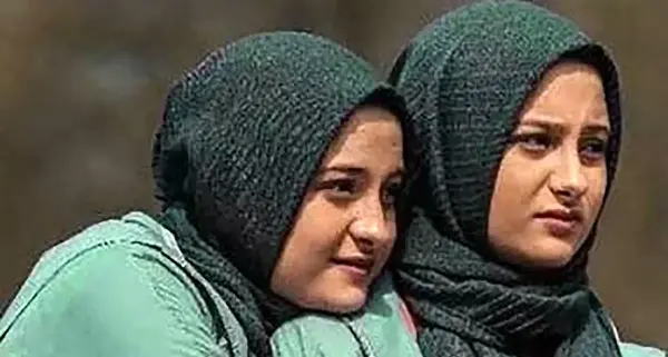 عکس سارا و نیکا با پدر و مادر واقعیشان