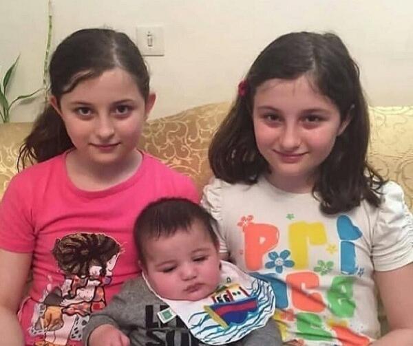 عکس سارا و نیکا و مادر و پدرشان