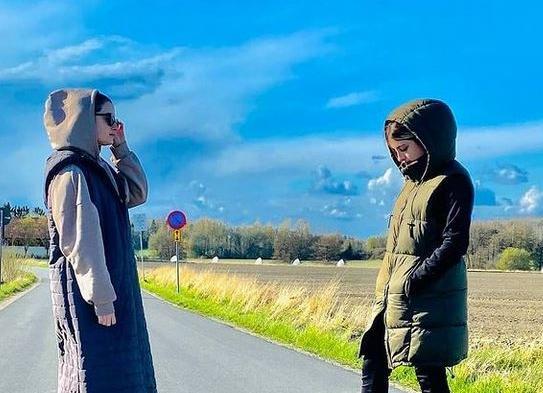 عکس سارا و نیکا فرقانی اصل در استخر