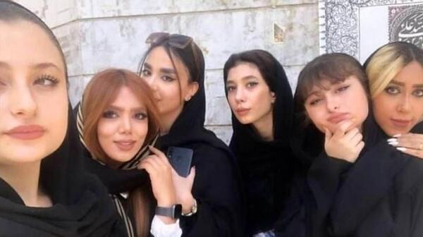 عکس سارا و نیکا فرقانی با دوست پسرهایشان