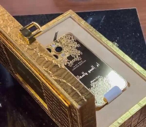 عکس گوشی آیفون طلا