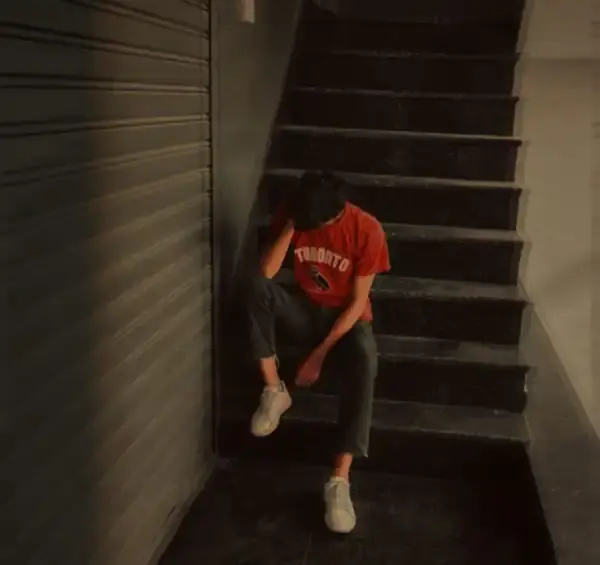 عکس پسر با گوشی برای پروفایل