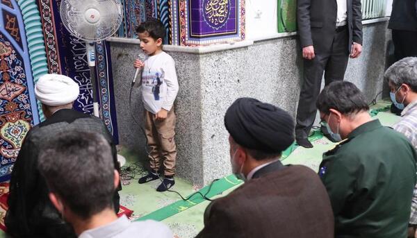 عکس امام علی در نماز