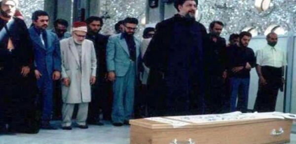 عکس نماز خواندن امام علی