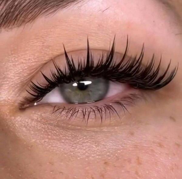 کاشت عکس کارتونی مژه کار