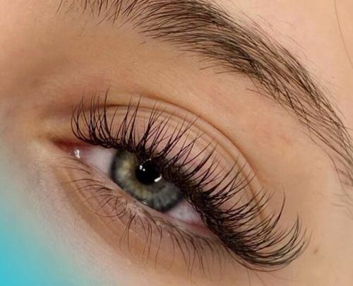 عکس مژه کاشته شده