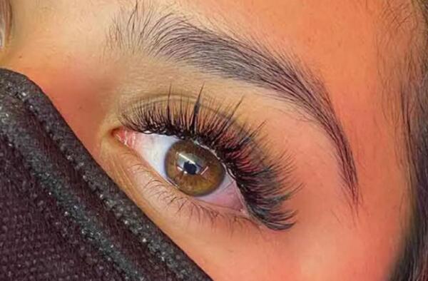 عکس مژه کاشته شده