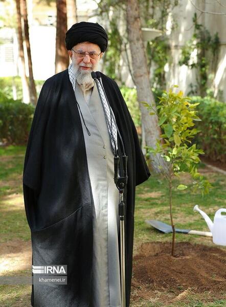 عکس رهبر در حال کاشت درخت