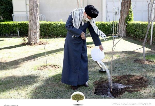 عکس رهبر در حال کاشت درخت