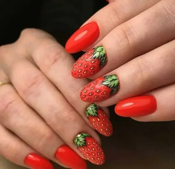 عکس کاشت ناخن توت فرنگی