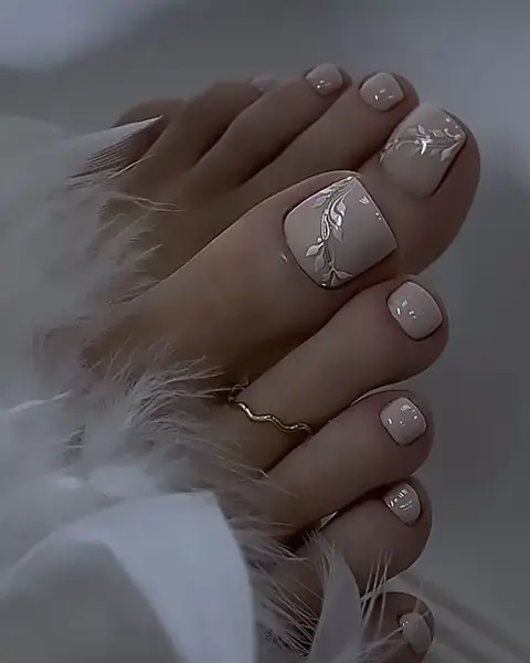 عکس کاشت ناخن پا سفید