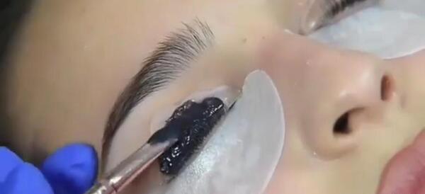 عکس از کاشت مژه طبیعی