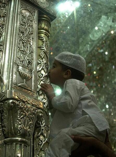 عکس بچه در حرم امام حسین