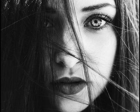 عکس تصویر زمینه دختر غمگین