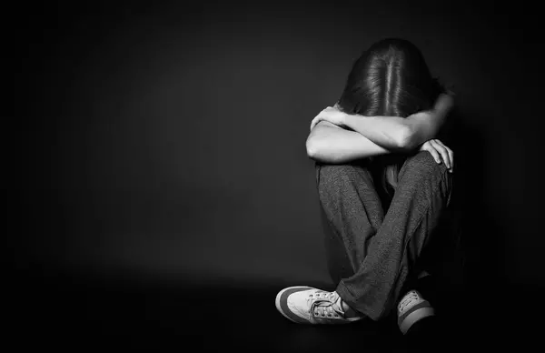 عکس تصویر زمینه دختر غمگین