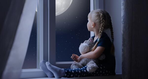 عکس تصویر زمینه دختر غمگین