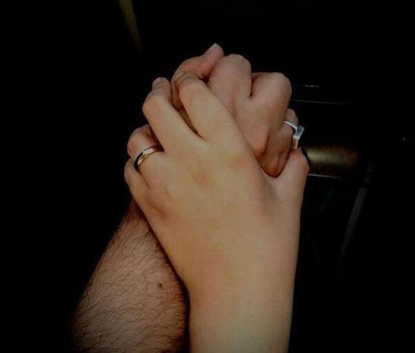 عکس دست عاشقانه برای تصویر زمینه