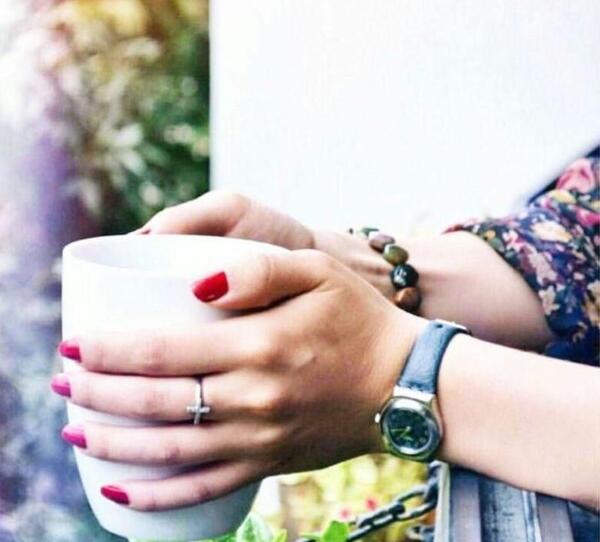 عکس دست عاشقانه برای تصویر زمینه