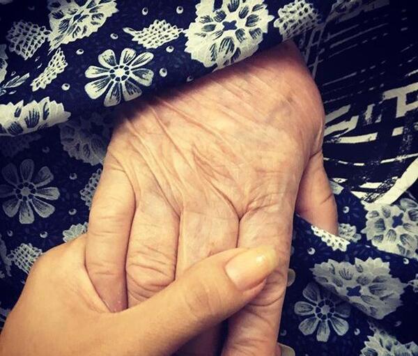 عکس دست مادر و دختر بزرگ