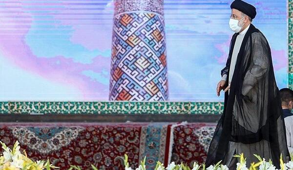 عکس از رئیسی در حرم امام رضا