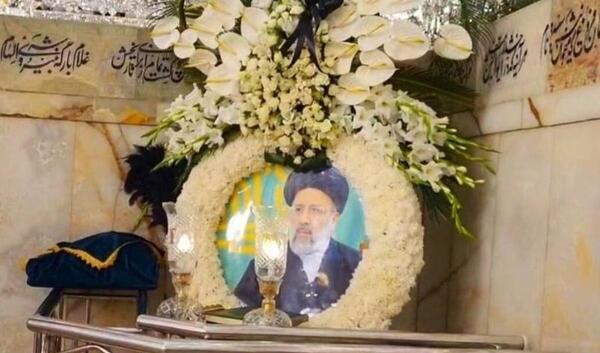 عکس سنگ قبر رئیسی در مشهد