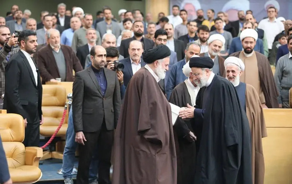 عکس فرزندان رئیسی در مراسم خاکسپاری