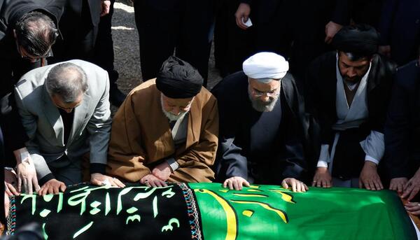 عکس فرزندان رئیسی در مراسم خاکسپاری