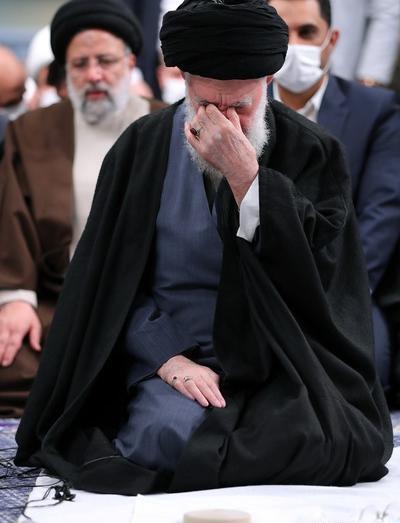 عکس شهید رئیسی و رهبری