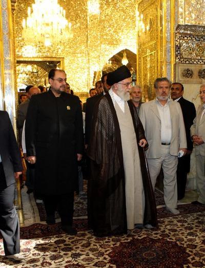 عکس رئیسی و رهبر در حرم امام رضا