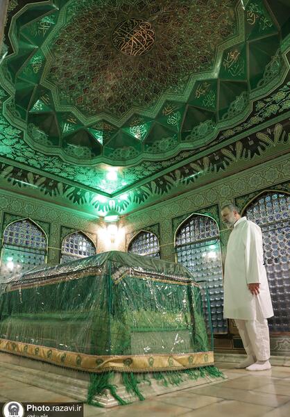 عکس رئیسی و رهبر در حرم امام رضا