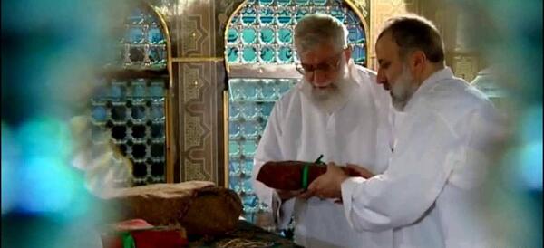 عکس رئیسی و رهبر در حرم امام رضا