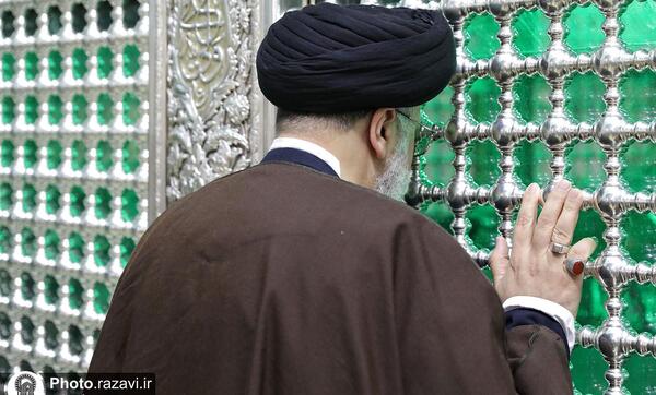 عکس رئیسی و رهبر در حرم امام رضا