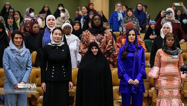 عکس همسر رئیسی و دخترانش