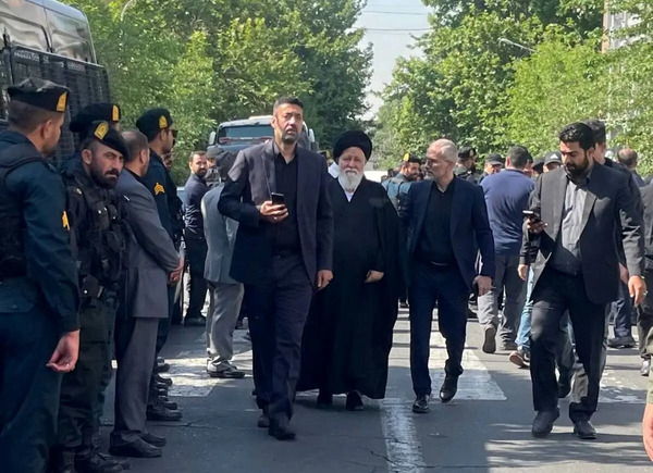 عکس همسر رئیسی در تشییع جنازه