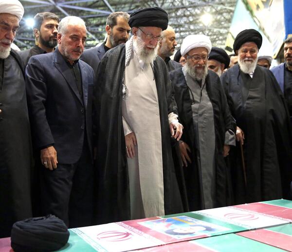 عکس رهبر در منزل رئیسی