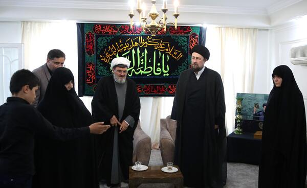 عکس رهبر در منزل رئیسی