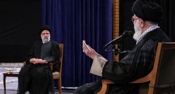 عکس رهبر در منزل رئیسی