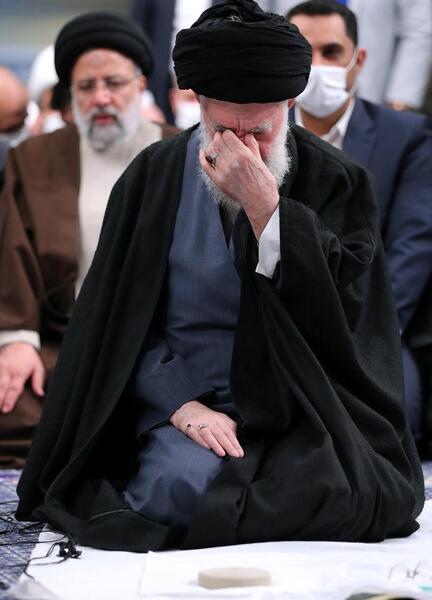 عکس رهبر در منزل رئیسی