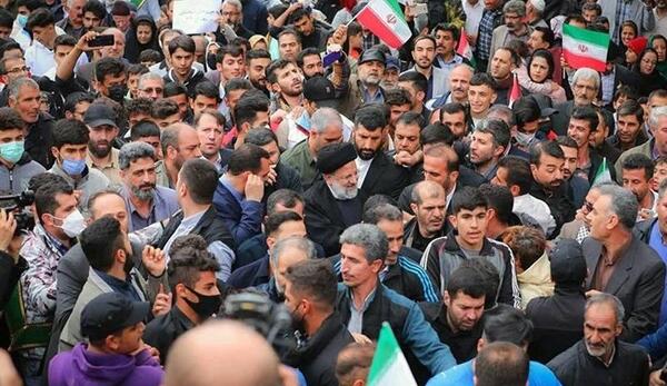 عکس شهید رئیسی بین مردم
