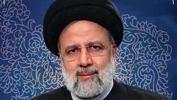 عکس شهید رئیسی بین مردم
